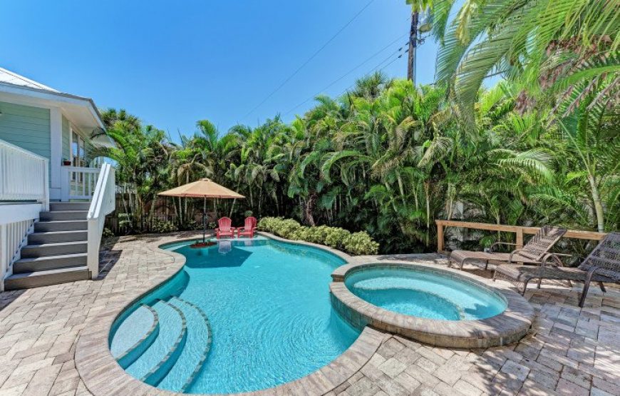 Backyard oasis, pool heated beach Chateau